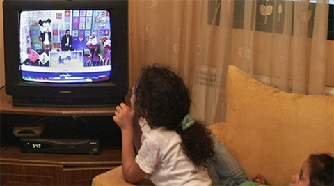 Watching TV while eating food